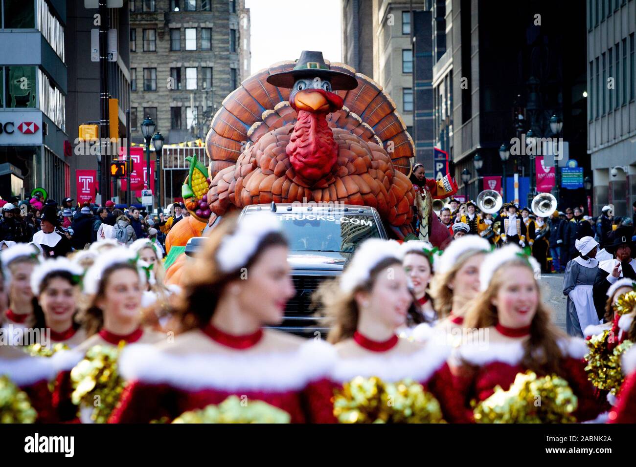 Philadelphia, Pennsylvania, USA. November 28, 2019: Schwimmt und die Darsteller machen sich auf den Weg vorbei an Rathaus während der 6 ABC Thanksgiving Day Parade in Philadelphia, 28. November 2019. Zum 100-jährigen Bestehen der Parade, starke Winde geerdet große Ballone von der Parade Route, aber die Wahlbeteiligung noch erhebliche Auf der Stadt Benjamin Franklin Parkway. (Bild: © Michael Candelori/ZUMA Draht) Stockfoto