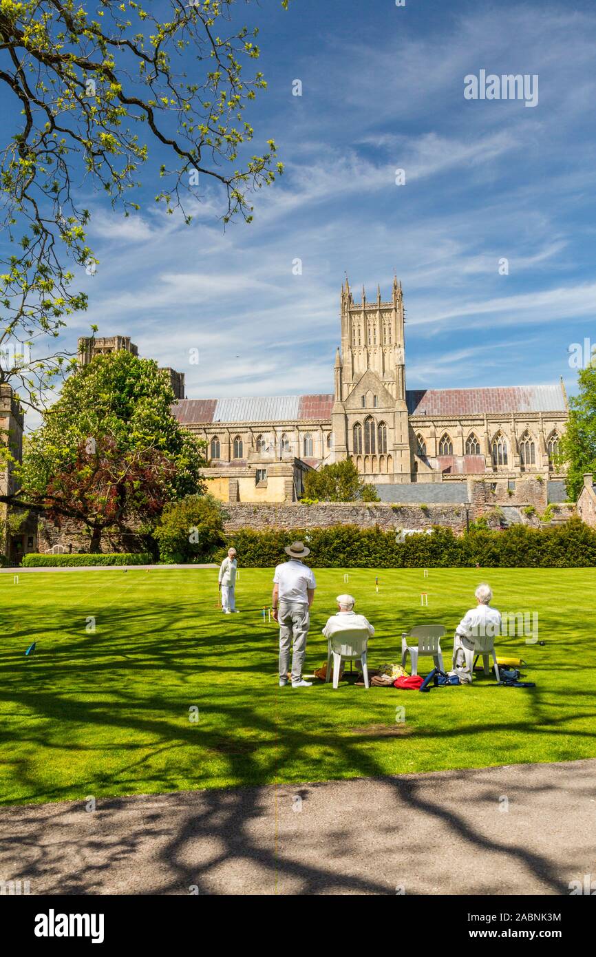Krocket wird regelmäßig auf der großen Rasenfläche innerhalb der Mauern der Palast des Bischofs in Wells, Somerset, England, UK gespielt Stockfoto