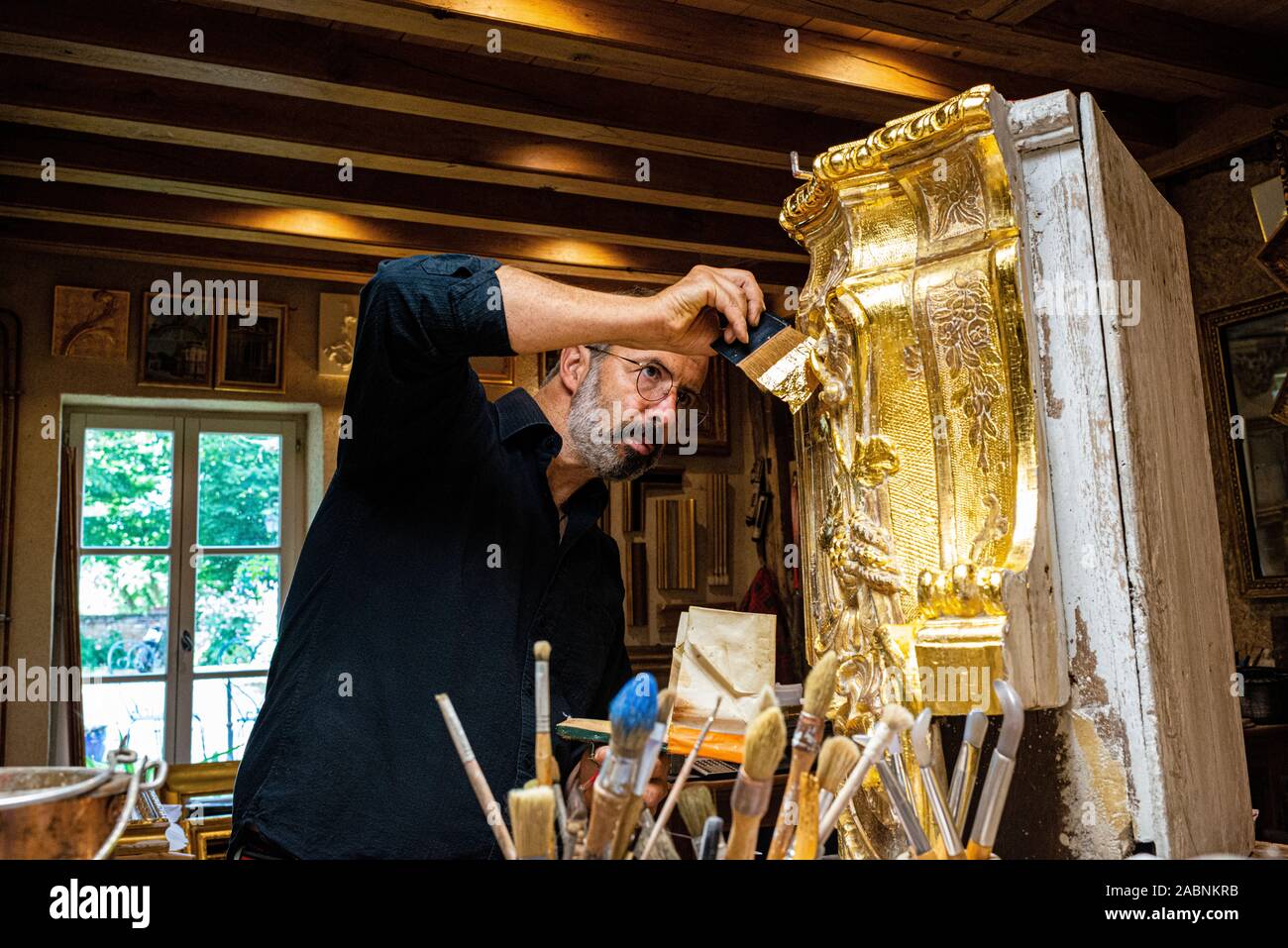 Geraudot (nord-östlichen Frankreich): in der Uwe Schaefer Workshop, Gilder das Arbeiten mit Blattgold. Uwe Schäfer ist in der Restaurierung spezialisiert, Conserva Stockfoto