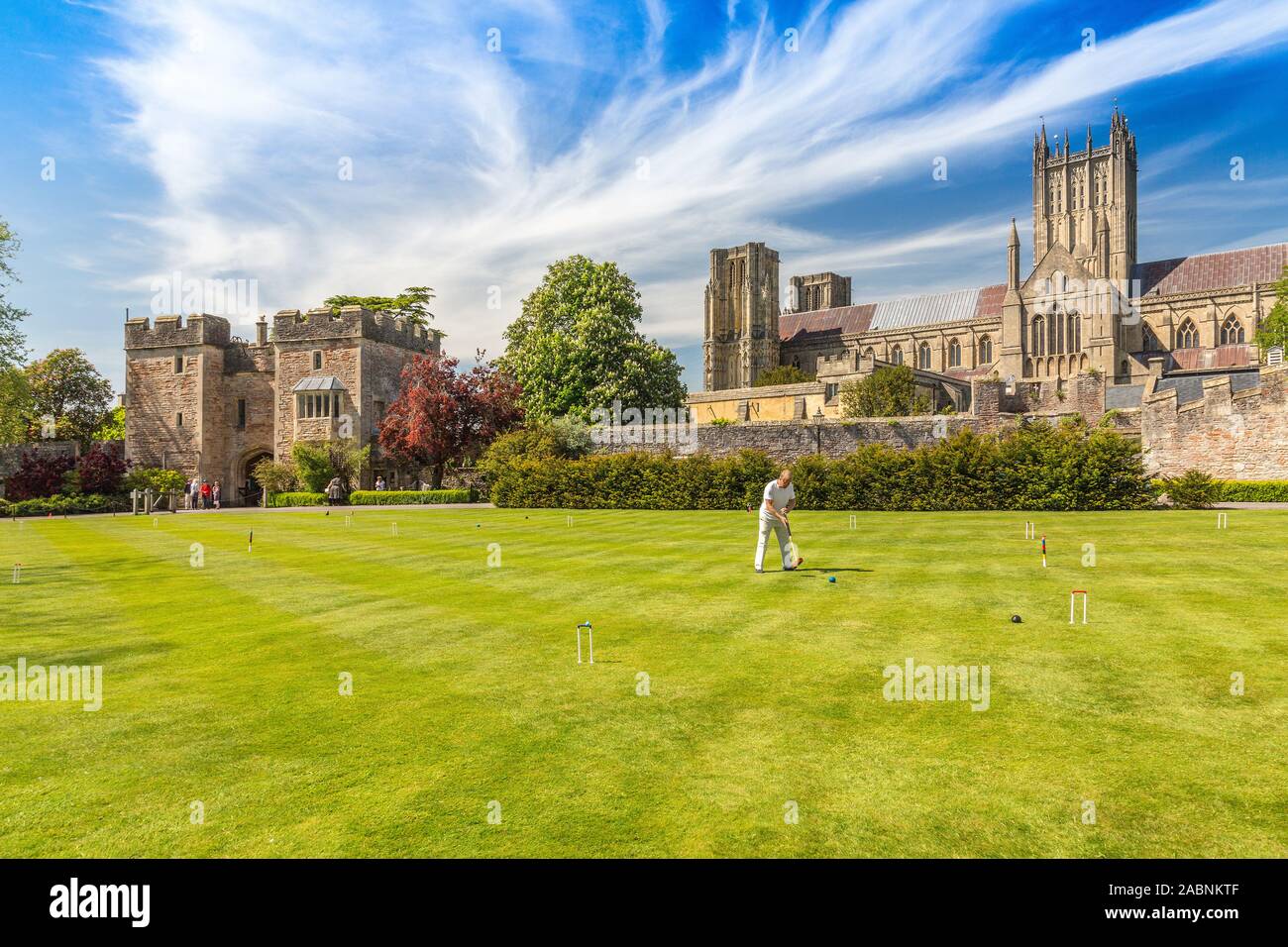 Krocket wird regelmäßig auf der großen Rasenfläche innerhalb der Mauern der Palast des Bischofs in Wells, Somerset, England, UK gespielt Stockfoto