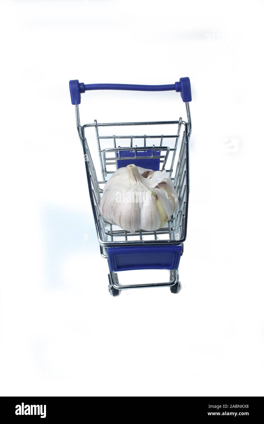 Knoblauch Zwiebel in einem Warenkorb auf weißem Hintergrund. Bild enthält Platz kopieren Stockfoto