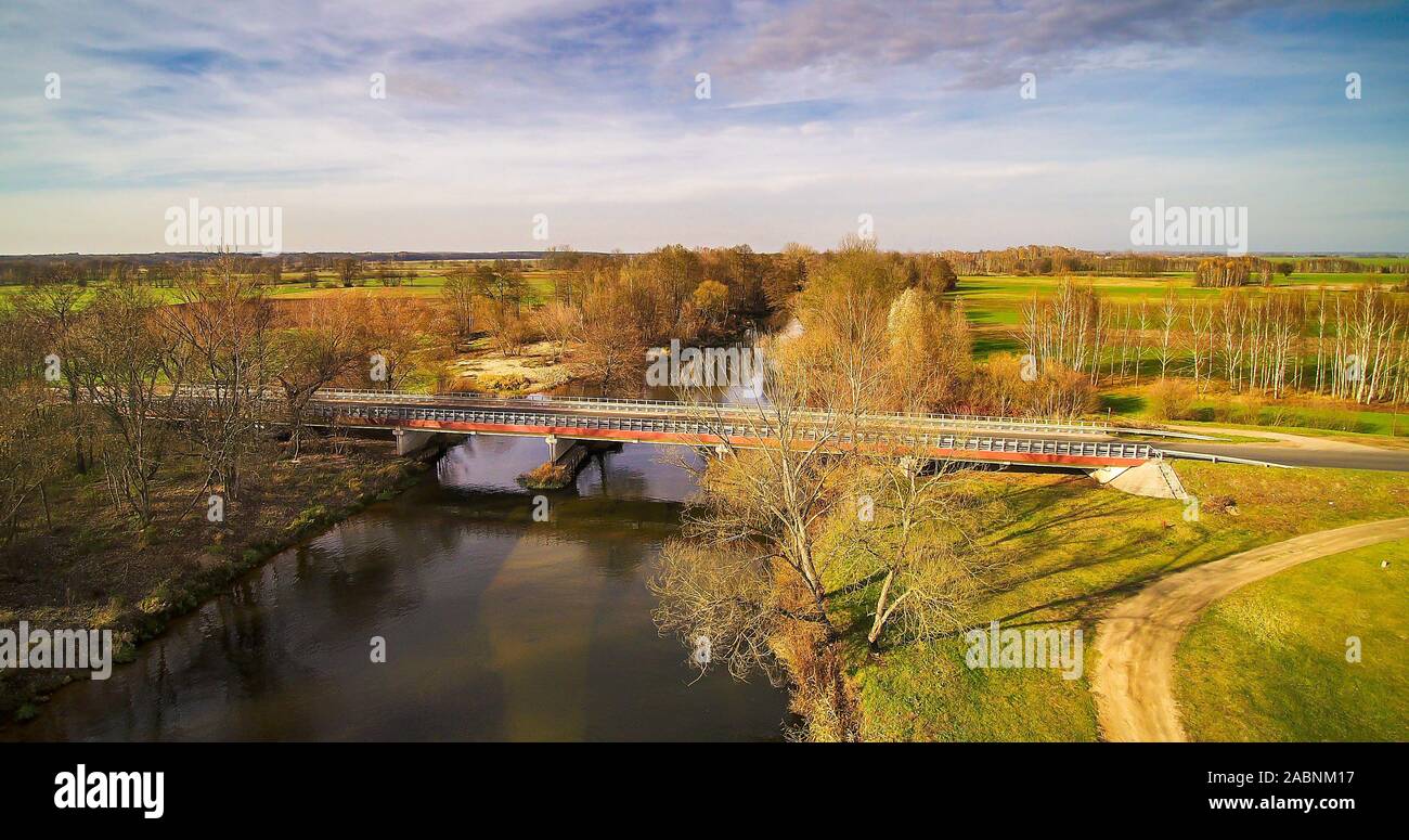 Kleine Fluss in Polen, die von der Sonne beleuchtet. Stockfoto