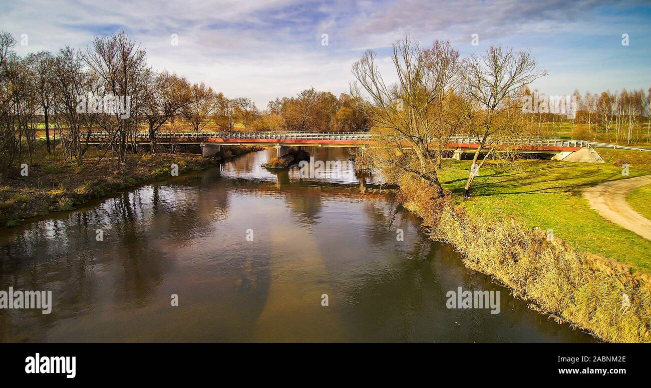 Kleine Fluss in Polen, die von der Sonne beleuchtet. Stockfoto