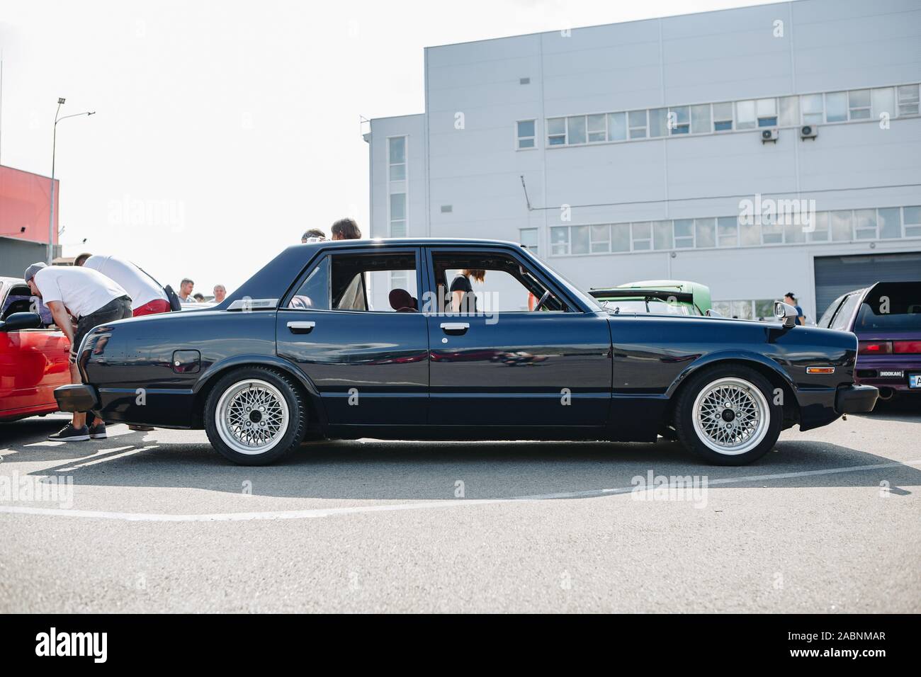 Kiew-28 JULI, 2019: JDM Car Show outdoor. Getunten Japanischen drift Autos Expo im Sommer. Modifizierte retro Toyota Corona Fahrzeug mit Tieferlegung und Kund. Stockfoto