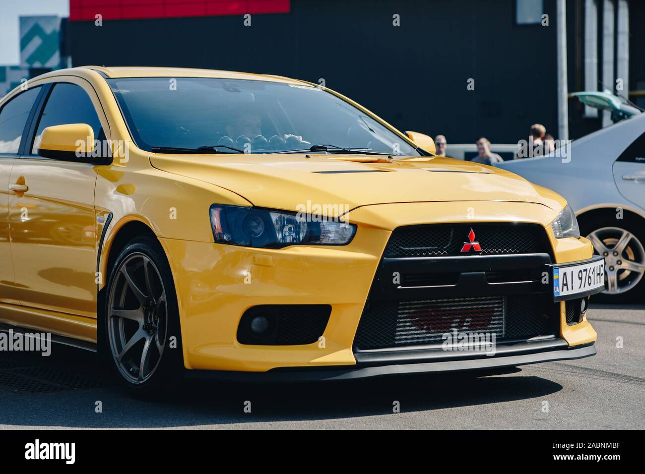 Kiew-28 JULI, 2019: JDM Car Show outdoor. Getunten Japanischen drift Autos Expo im Sommer. modifizierten Mitsubishi Lancer Evolution X Fahrzeug mit abgesenktem suspensio Stockfoto