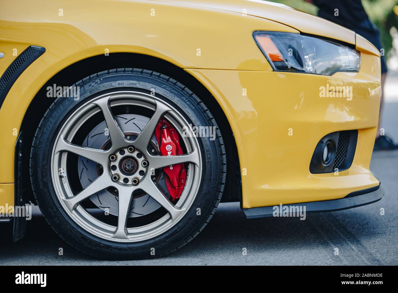 Kiew-28 JULI, 2019: JDM Car Show outdoor. Getunten Japanischen drift Autos Expo im Sommer. modifizierten Mitsubishi Lancer Evolution X Fahrzeug mit abgesenktem suspensio Stockfoto
