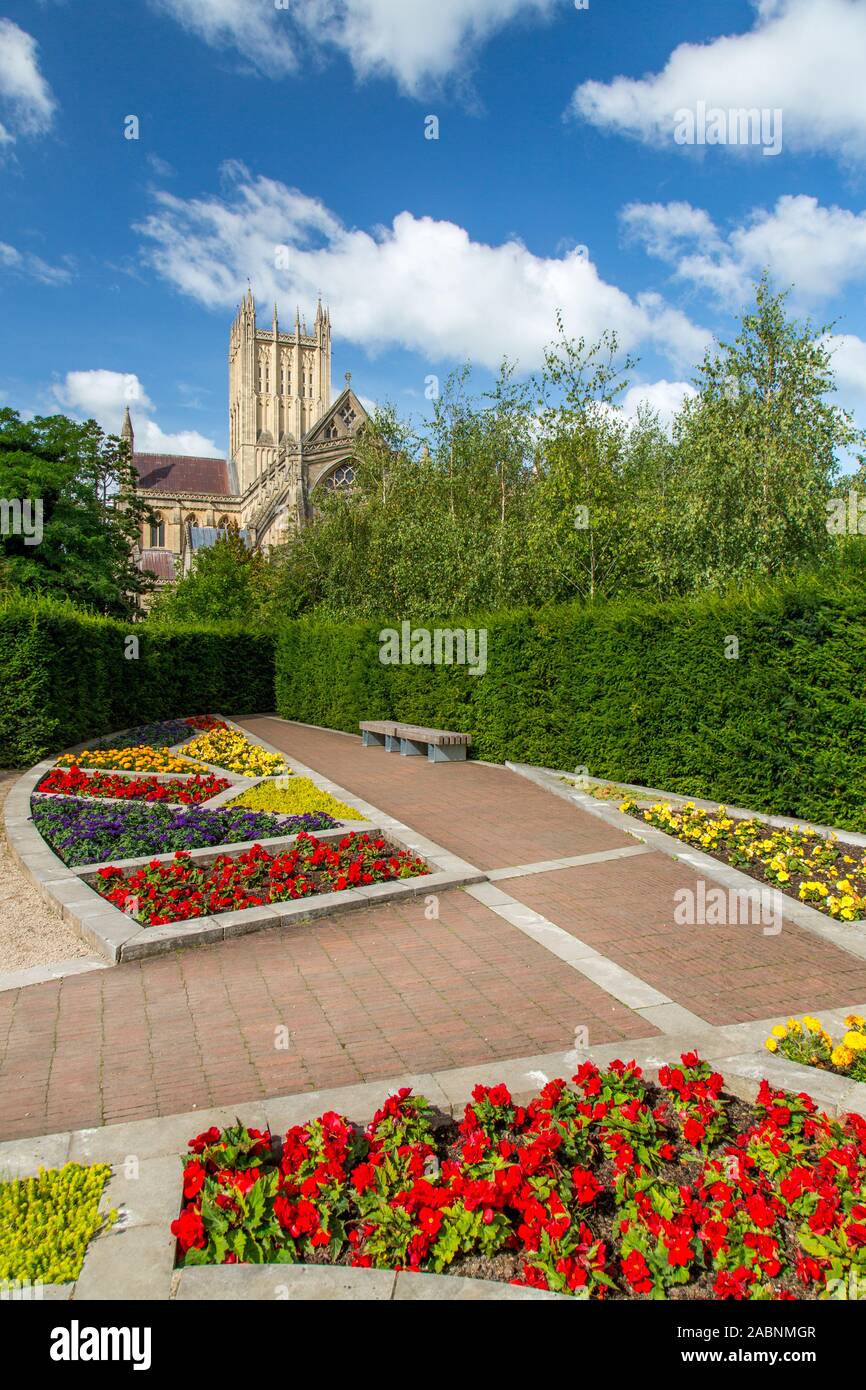 Eine bunte krautige Grenze in Bischof Peter Garten in einer Ecke des Bischofspalastes erdet in Wells, Somerset, England, UK Stockfoto