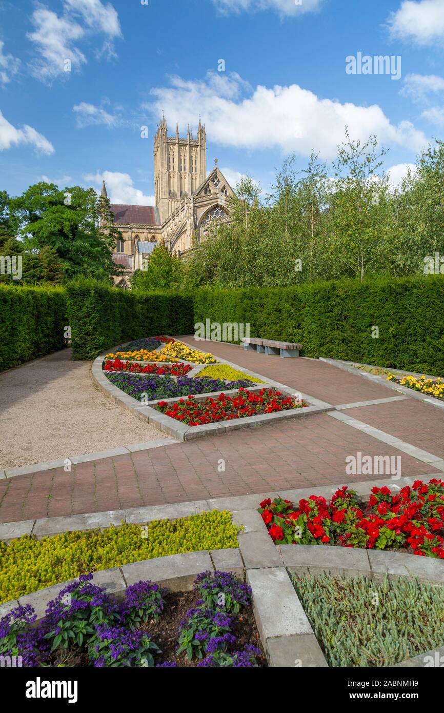 Eine bunte krautige Grenze in Bischof Peter Garten in einer Ecke des Bischofspalastes erdet in Wells, Somerset, England, UK Stockfoto