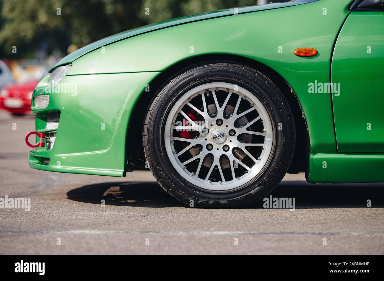 Kiew-28 JULI, 2019: JDM Car Show outdoor. Getunten Japanischen drift Autos Expo im Sommer. Modifizierte grün Mazda 323F Fahrzeug auf Niederquerschnittreifen und benutzerdefinierte Rim Stockfoto