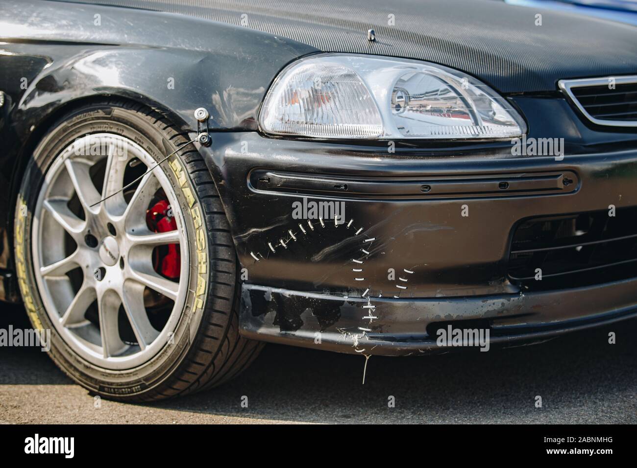 Kiew-28 JULI, 2019: JDM Car Show outdoor. Getunten Japanischen drift Autos Expo im Sommer. modifizierte Honda Civic mit genähten Stoßfänger beschädigt Drift 1996 ve Stockfoto