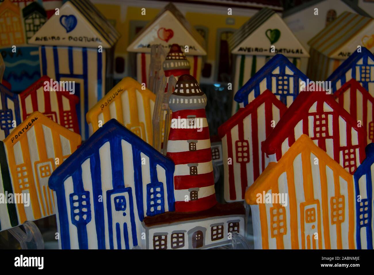 In einem Geschäft in Aveiro Portugal werden die Costa Nova Hausmodelle mit bunten Streifen angeboten Stockfoto