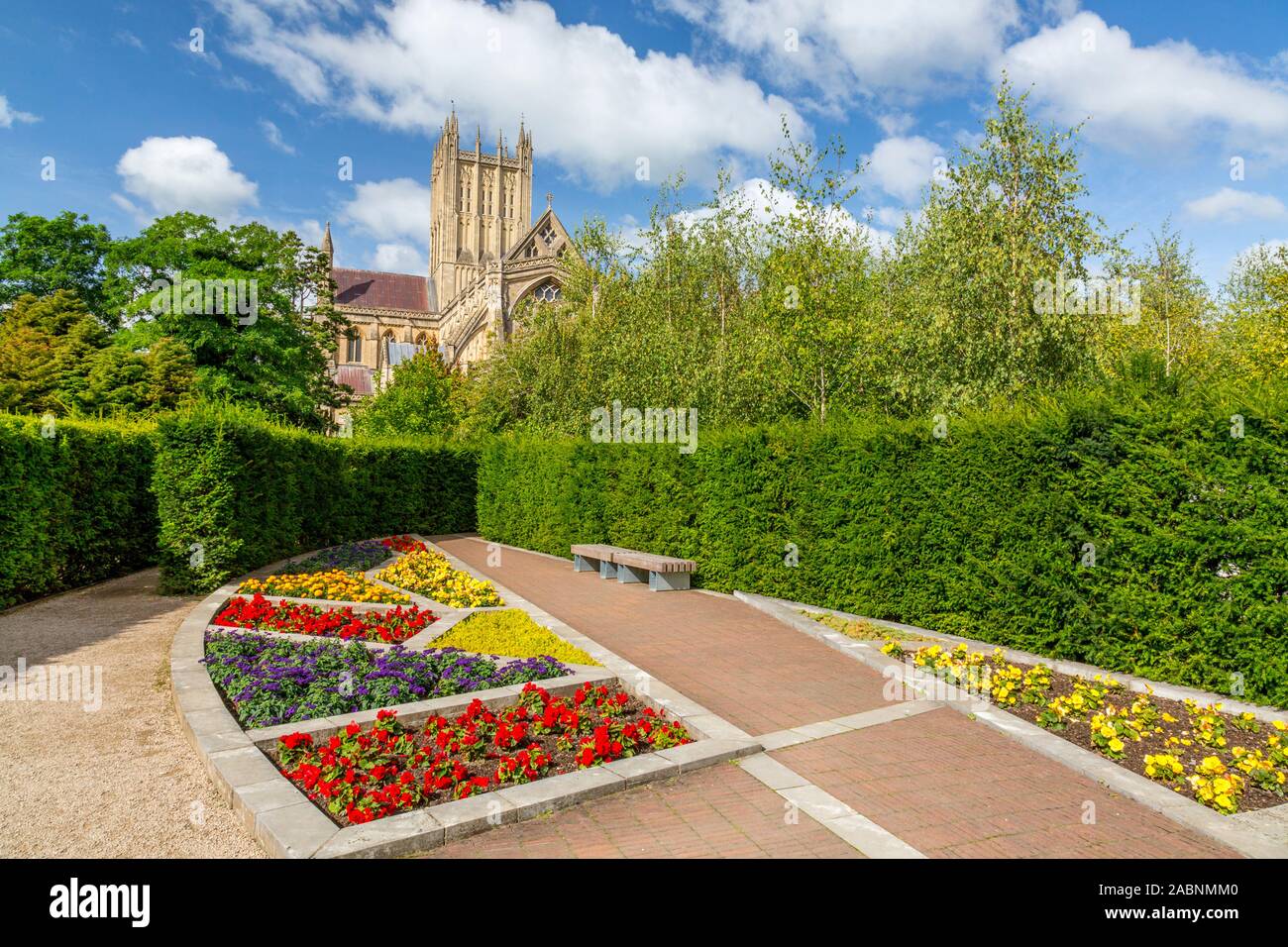 Eine bunte krautige Grenze in Bischof Peter Garten in einer Ecke des Bischofspalastes erdet in Wells, Somerset, England, UK Stockfoto