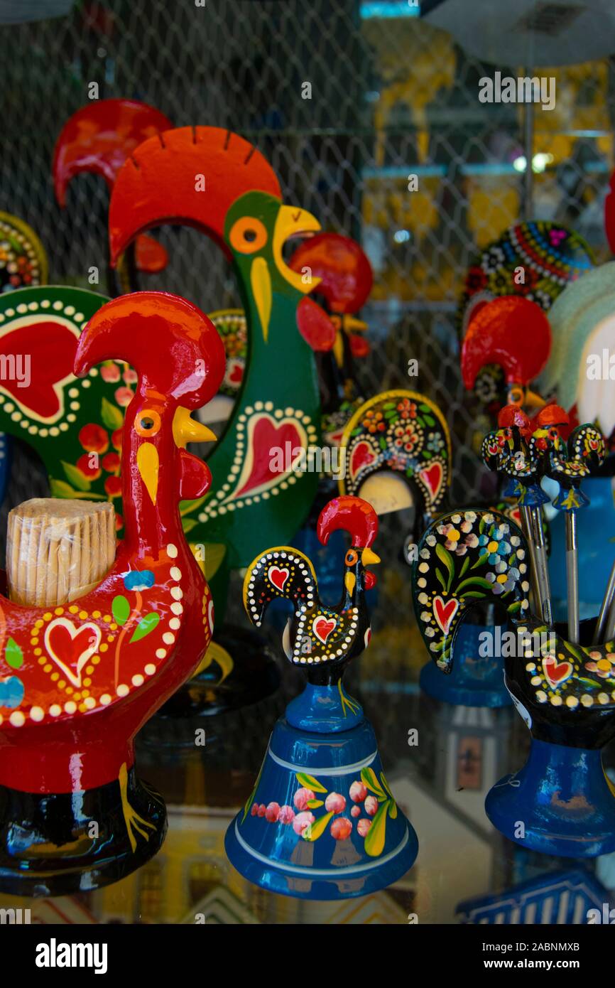 Senor Gallo - eine beliebte Darstellung einer Kakerle im portugiesischen Handwerk - wird in Aveiro Portugal verkauft Stockfoto