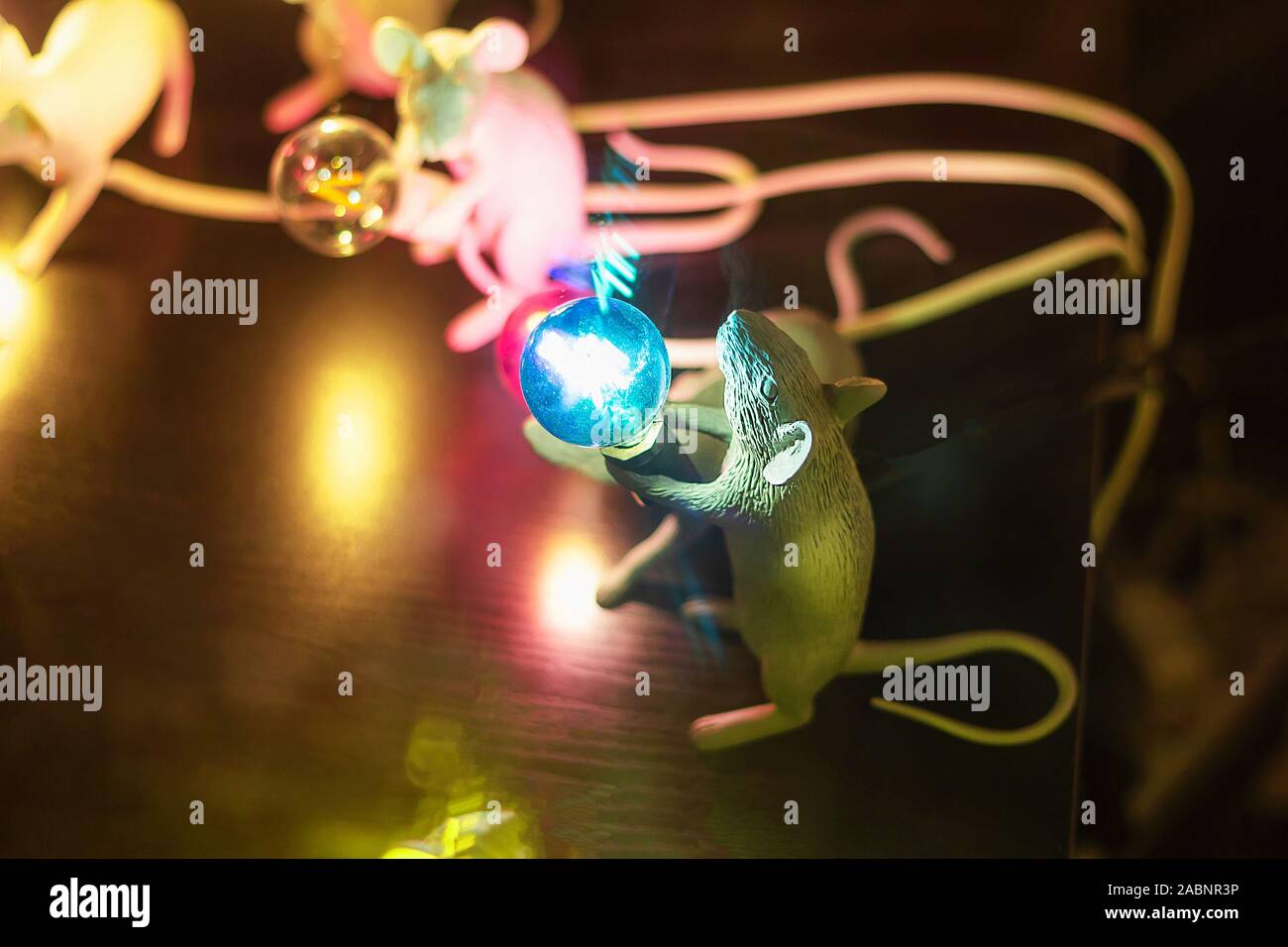 Dekorative Lampe in Form einer Ratte. Jahr der Ratte. Lampe Laterne design  Stockfotografie - Alamy