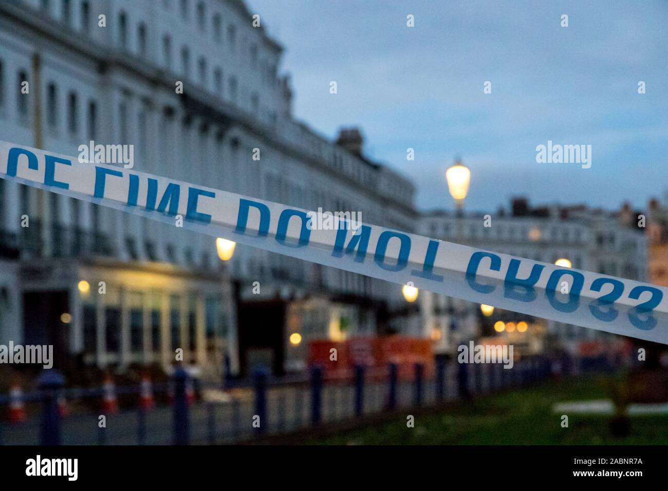 Eastbourne, Großbritannien. 28 Nov, 2019. Nach Rücksprache mit dem Statiker Inhaber und East Sussex Feuer- und Rettungsdienst die Entscheidung wurde heute Nachmittag Teile des Claremont Hotel entkernt, die durch die jüngsten Brände zu demolieren. Die Entscheidung wurde nach dem Zusammenbruch der Teile des Gebäudes Anfang dieser Woche getroffen. Der Bereich um das Gebäude bleibt zu Verkehr und Fußgänger geschlossen. Abriss beginnen soll Anfang nächster Woche Credit: Alan Fraser/Alamy Live Nachrichten erwartet Stockfoto