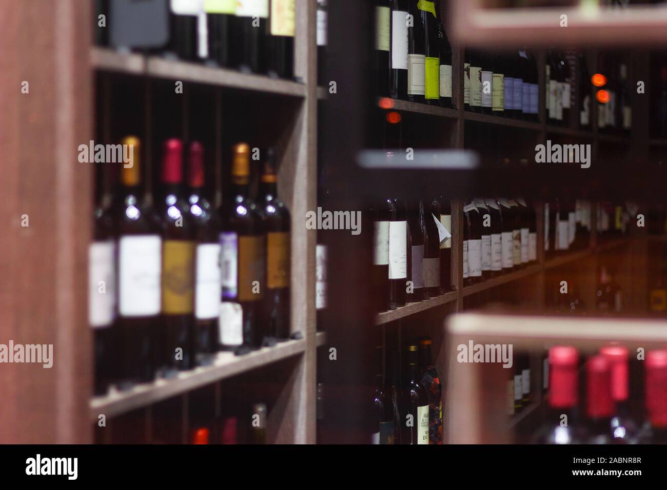 Weinkeller Shop präsentieren. Grapevine vintage Flaschen Qualität Stockfoto