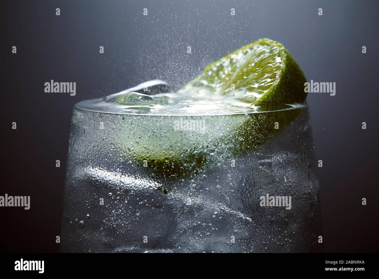 Gin Tonic mit Kalk Nahaufnahme Stockfoto