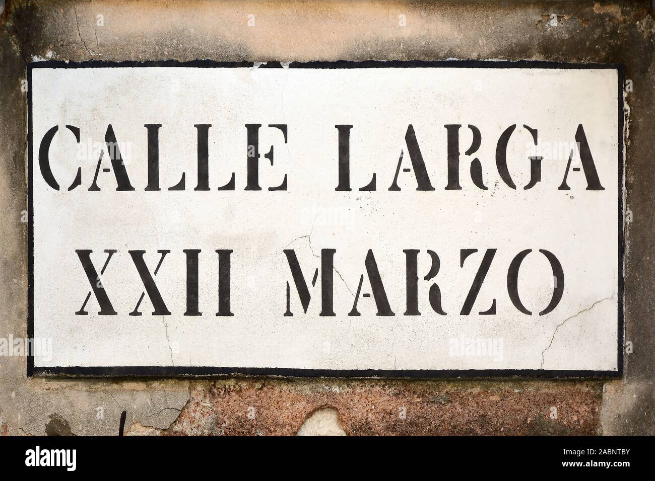 Straßenschild aus der Calle Larga XXII Marzo in Venedig - Italien. Stockfoto
