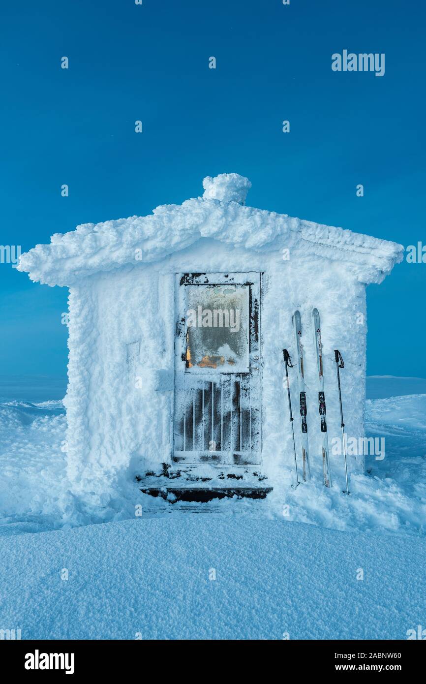 Reifbedeckte Huette mit dem Berg Dundret, Dundret Naturreservat, Karlstad, Norrbotten, Lappland, Schweden, November 2014 Stockfoto