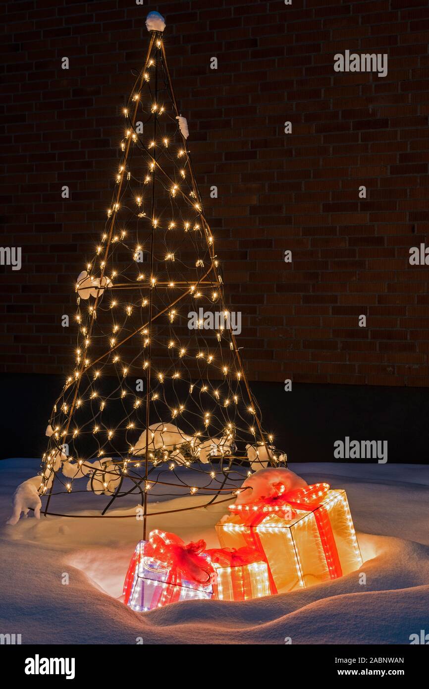 Erleuchtete Weihnachtsdekoration im Schnee, Karlstad, Norrbotten, Lappland, Schweden, November 2014 Stockfoto