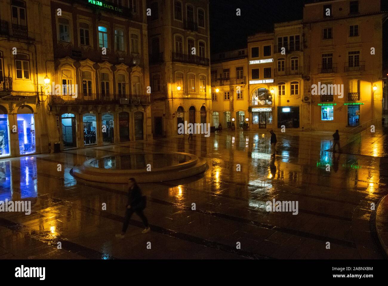 Night Street Szene auf der Rua Visconde da Luz in Coimbra Portugal Stockfoto