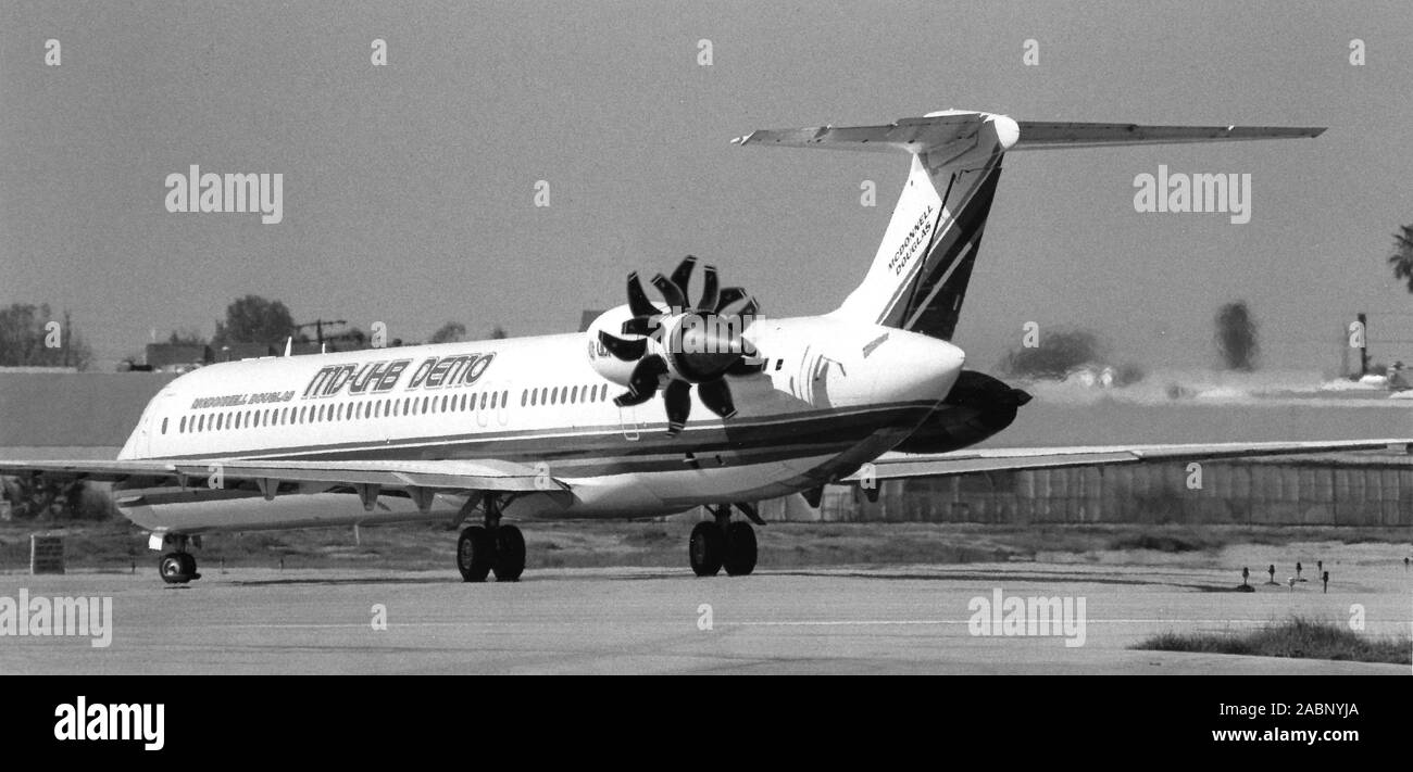 McDonall Douglas MD-80 von 1987, dann ist die Ultra-High-bypass Turbofan, ist eine Art von Aircraft Engine im Konzept im Zusammenhang mit den Turboprop und turbofan, sondern unterscheidet sich von beiden. Das Design ist bestimmt die Geschwindigkeit und die Leistung eines Turbofan anzubieten, mit der Kraftstoffverbrauch von Turboprop. Aus Long Beach, Kalifornien, Demonstration Flüge der GE-vorfinden Demonstrator Flugzeuge abgeschlossen im Jahr 1988, mit einem 30 %-igen Verringerung des Kraftstoffverbrauchs über Turbo-fan powered MD-80, keines dieser Projekte verwirklicht, jedoch wegen der übermäßigen Fahrgeräusche (gegenüber turbofans) und niedrige Kosten für Kraftstoff Stockfoto