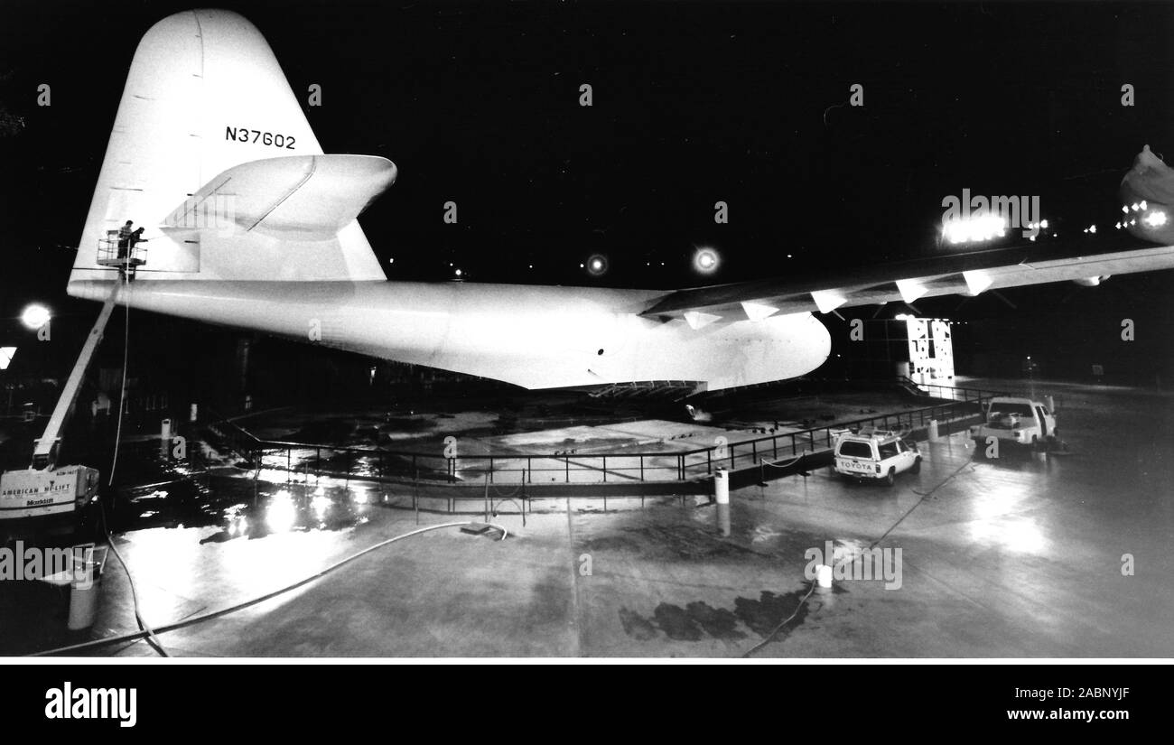 Die Hughes H-4 Hercules (auch als die Spruce Goose bekannt; Registrierung NX 37602) ist ein Prototyp strategischen Lufttransport Flugboot entworfen und von der Hughes Aircraft Company gebaut. Als transatlantischen Flug Transport für den Einsatz während des Zweiten Weltkriegs bestimmt, es wurde nicht rechtzeitig abgeschlossen im Krieg eingesetzt werden. Die Flugzeuge nur einen kurzen Flug am 2. November 1947. Das Flugzeug ist nach wie vor in gutem Zustand. Nachdem sie sich in der Öffentlichkeit in Long Beach, Kalifornien, von 1980 bis 1991 dargestellt wurde, wird jetzt in der Evergreen Aviation & Space Museum in McMinnville, Oregon, United States Stockfoto