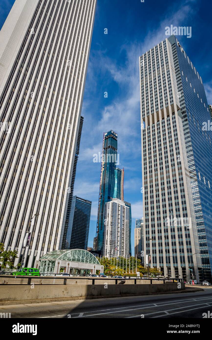 Die Aon Center, und blaues Kreuz und blaues Schild von Illinois, Chicago, Illinois, USA Stockfoto