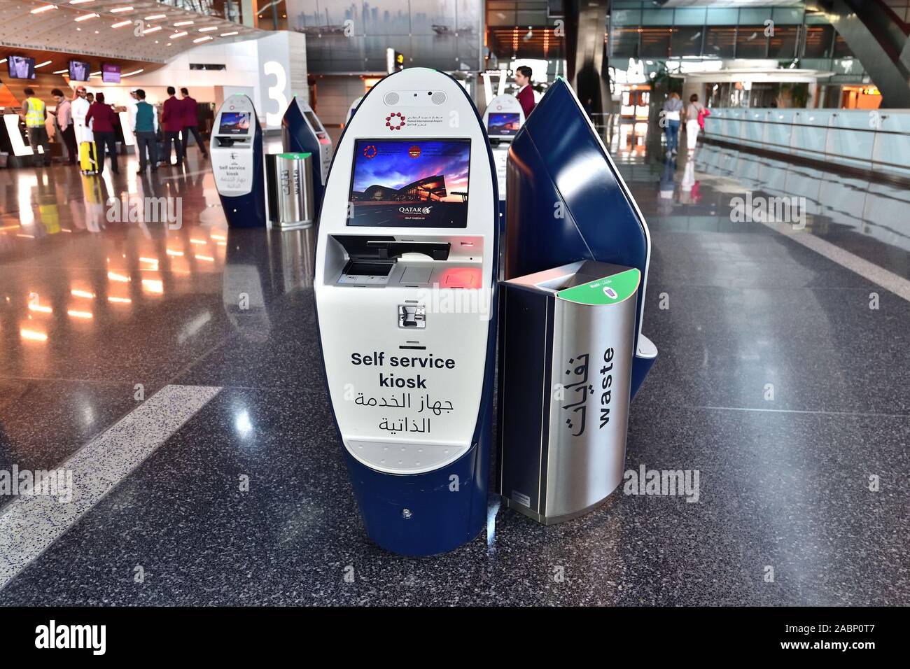 Doha, Katar - Nov 24. 2019. Smart Check-in Abflugbereich des Hamad International Airport. Self-Service-Kiosk Stockfoto