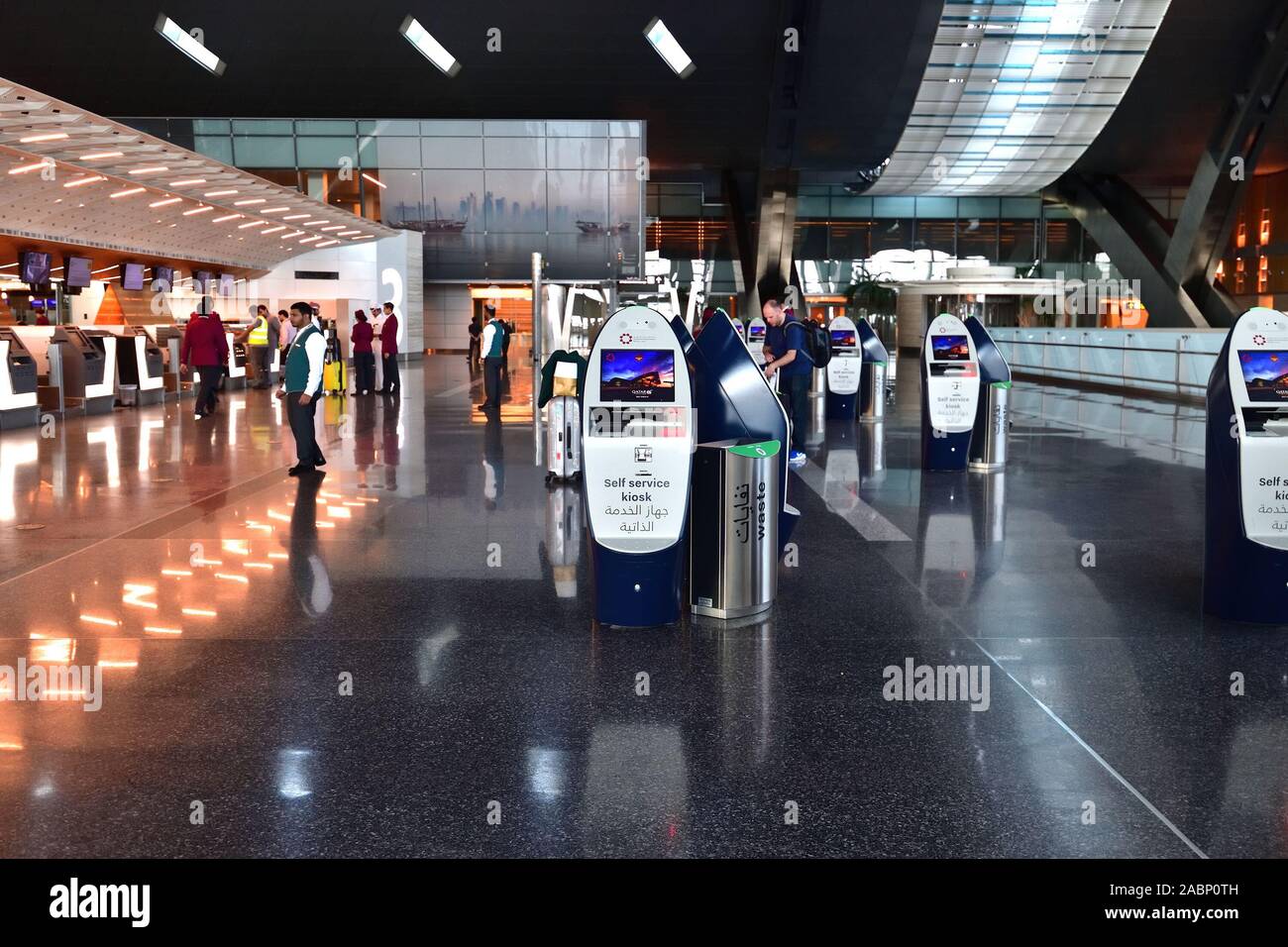 Doha, Katar - Nov 24. 2019. Smart Check-in Abflugbereich des Hamad International Airport. Self-Service-Kiosk Stockfoto