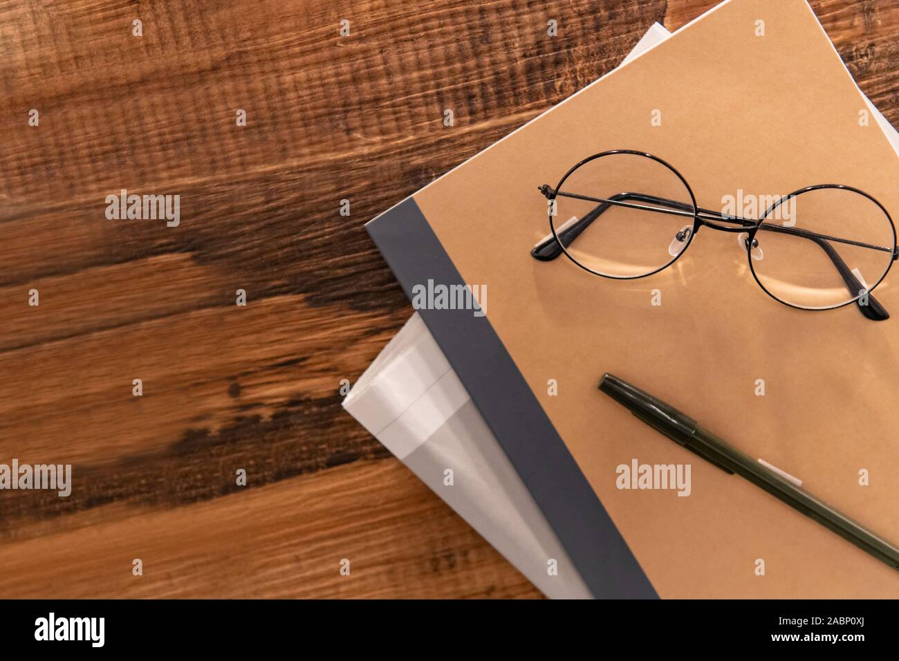 Notebooks, Zeitungen und Gläser auf Holztischen, Arbeitstische, Dekorationen, Stockfoto