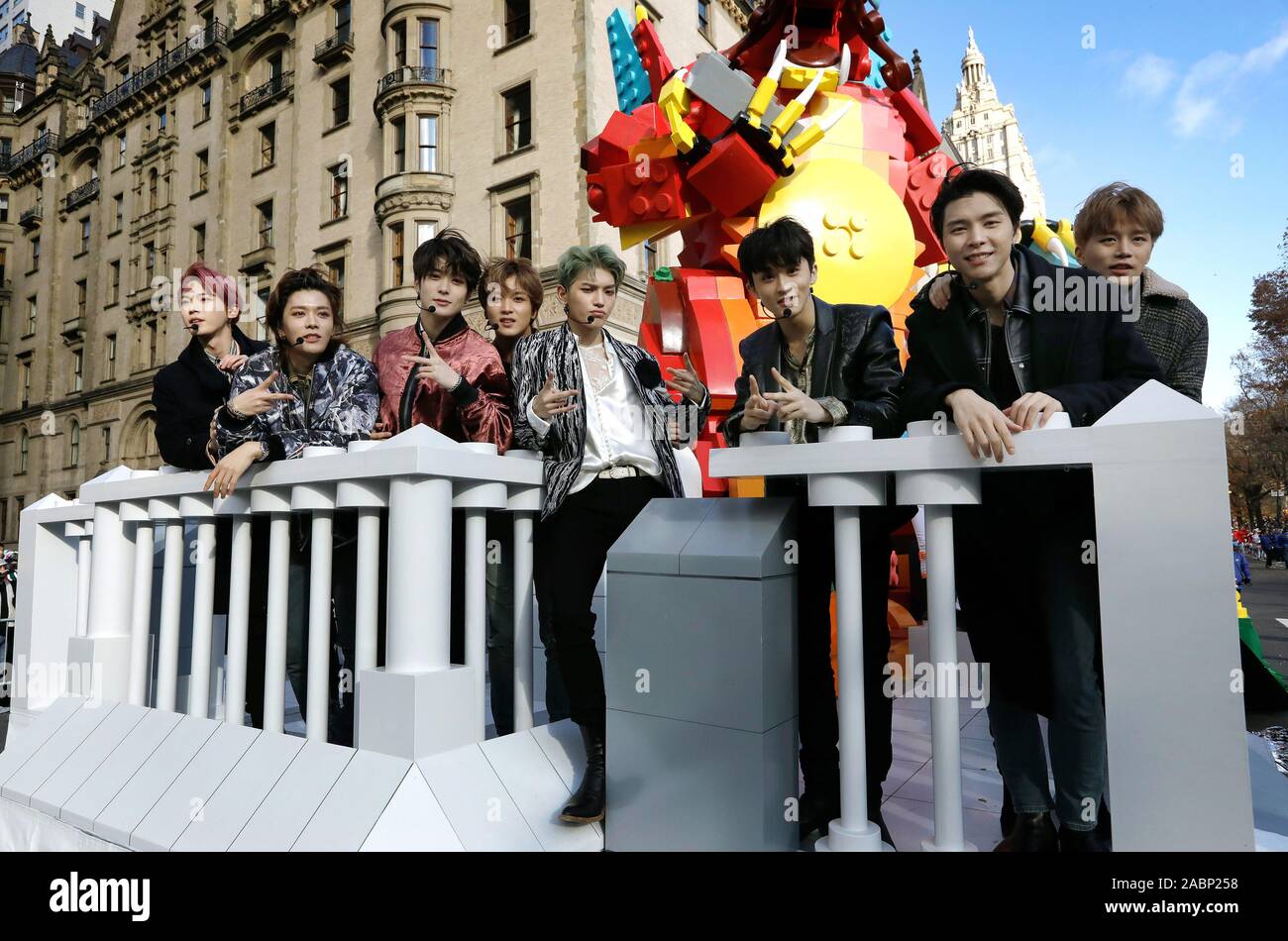 New York, Vereinigte Staaten. 28 Nov, 2019. Die Südkoreanische Boygroup "NTC 127' Fahrt hinunter Central Park West am 93. Macy Thanksgiving Day Parade in New York City am Donnerstag, 28. November 2019. Die Parade begann im Jahre 1924, es binden für die zweitälteste Thanksgiving Parade in den Vereinigten Staaten in Amerika's Thanksgiving Parade in Detroit. Foto von Peter Foley/UPI Quelle: UPI/Alamy leben Nachrichten Stockfoto