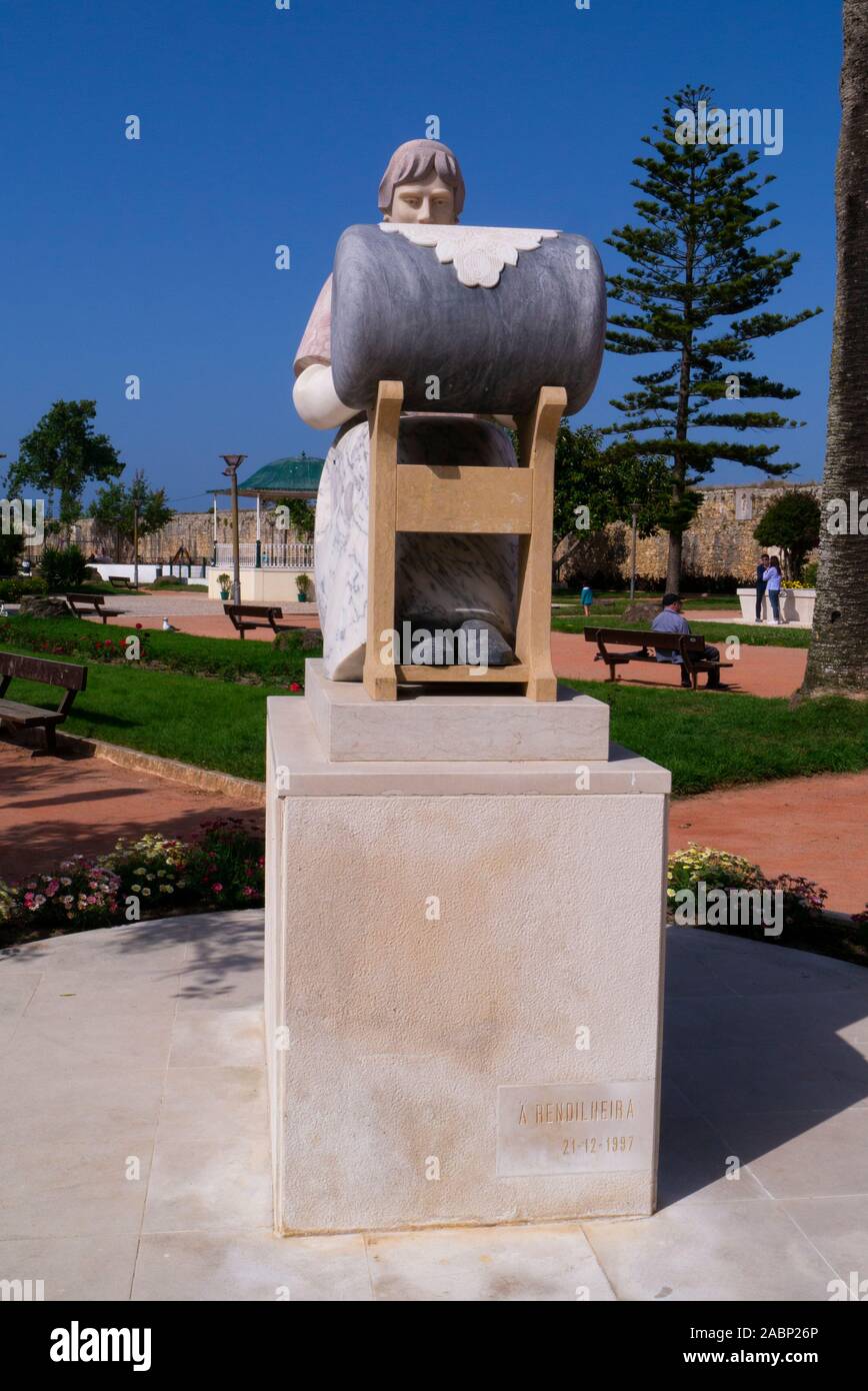 Statue einer Frau, die Spitze im Zentrum von Peniche Portugal Stockfoto