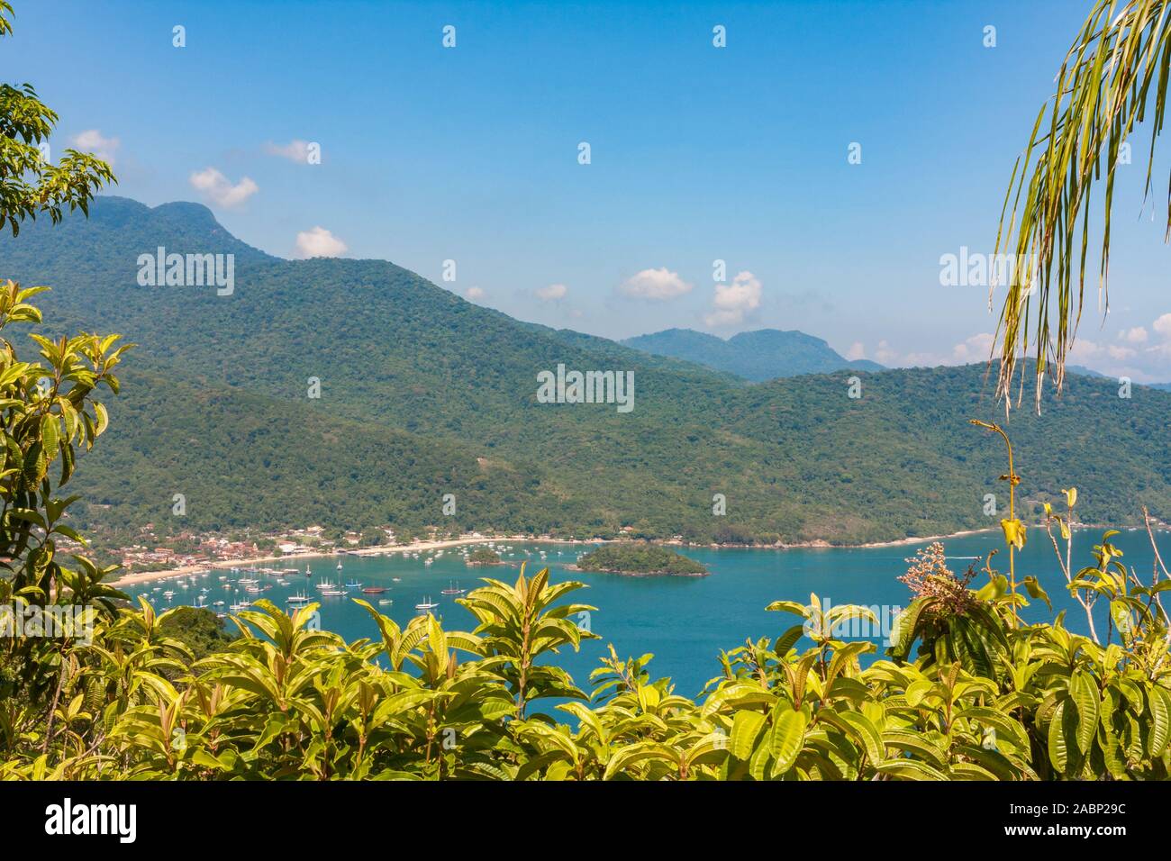 Ilha Grande, Brasilien. 24. Dezember, 2012. Atemberaubende Aussicht auf die Bucht Enseada Santorini (Santorini), off (aus) (Vila do Santorini Santorini Dorf), von der Spur Suche während der wunderschönen sonnigen Tag, Sicht auf dem Weg in Palmas, die Ilha Grande (Grosse Insel), die Gemeinde von Angra dos Reis, Bundesstaat Rio de Janeiro, Brasilien. Am 5. Juli 2019, Ilha Grande wurde von der UNESCO als Weltkulturerbe eingetragen. Stockfoto