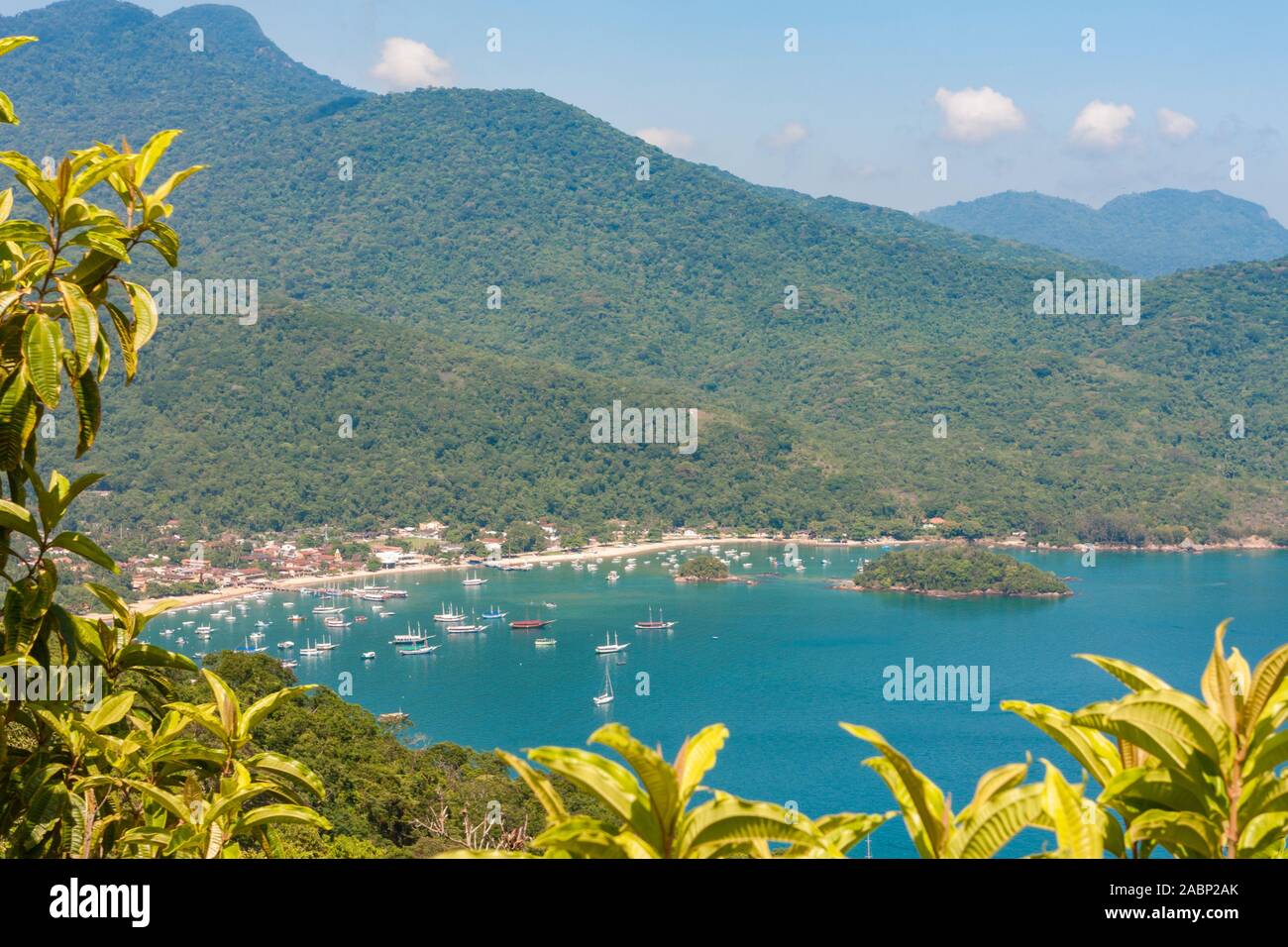 Ilha Grande, Brasilien. 24. Dezember, 2012. Atemberaubende Aussicht auf die Bucht Enseada Santorini (Santorini), off (aus) (Vila do Santorini Santorini Dorf), von der Spur Suche während der wunderschönen sonnigen Tag, Sicht auf dem Weg in Palmas, die Ilha Grande (Grosse Insel), die Gemeinde von Angra dos Reis, Bundesstaat Rio de Janeiro, Brasilien. Am 5. Juli 2019, Ilha Grande wurde von der UNESCO als Weltkulturerbe eingetragen. Stockfoto