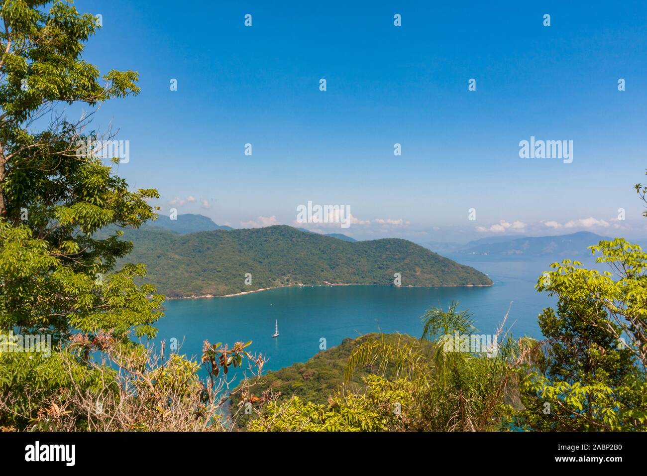 Ilha Grande, Brasilien. 24. Dezember, 2012. Atemberaubende Aussicht auf die Bucht Enseada Santorini (Santorini), off (aus) (Vila do Santorini Santorini Dorf), von der Spur Suche während der wunderschönen sonnigen Tag, Sicht auf dem Weg in Palmas, die Ilha Grande (Grosse Insel), die Gemeinde von Angra dos Reis, Bundesstaat Rio de Janeiro, Brasilien. Am 5. Juli 2019, Ilha Grande wurde von der UNESCO als Weltkulturerbe eingetragen. Stockfoto