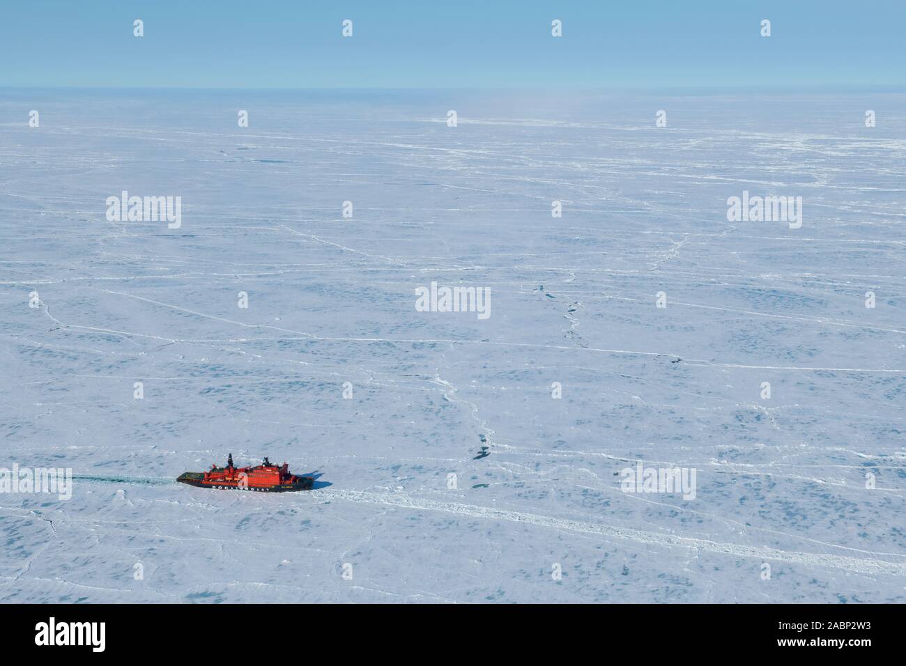 Russland. Luftbild des russischen Eisbrecher, 50 Jahre Sieg brechen durch Packeis in der Arktis bei 85,6 Grad Nord auf dem Weg zum Stockfoto