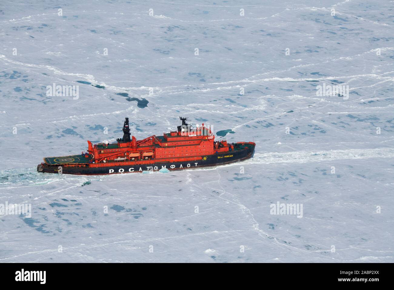 Russland. Luftbild des russischen Eisbrecher, 50 Jahre Sieg brechen durch Packeis in der Arktis bei 85,6 Grad Nord auf dem Weg zum Stockfoto