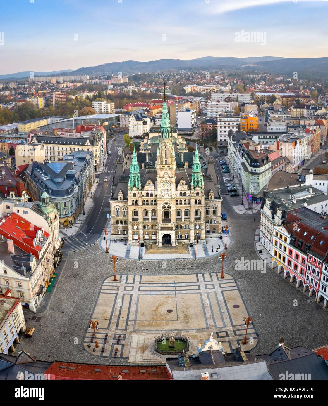 Liberec, Tschechien. Luftbild vom zentralen Platz und dem Bau von historischen Rathaus Stockfoto