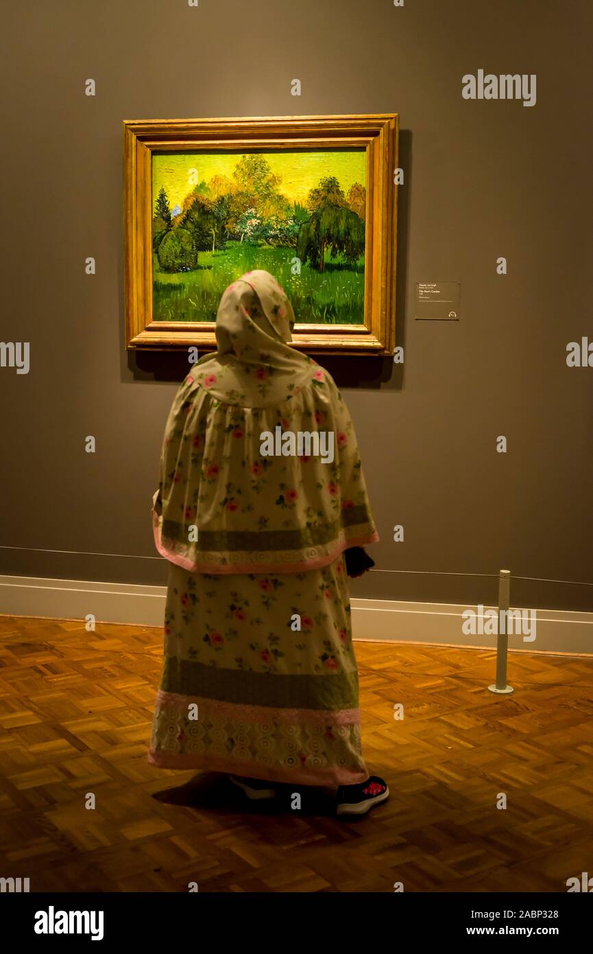 Besucher auf der Suche nach Vincent van Gogh Malerei der Poet's Garden, 1888, das Kunst Institut von Chicago, Chicago, Illinois, USA Stockfoto