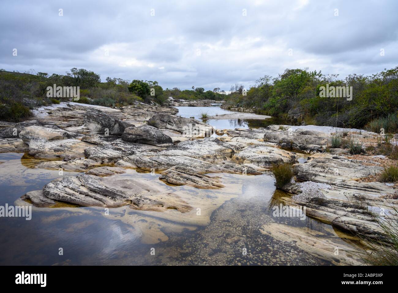Aufschlüsse von Präkambrischen Sandstein zeigen deutliche Betten. Botumirim, Minas Gerais, Brasilien. Stockfoto