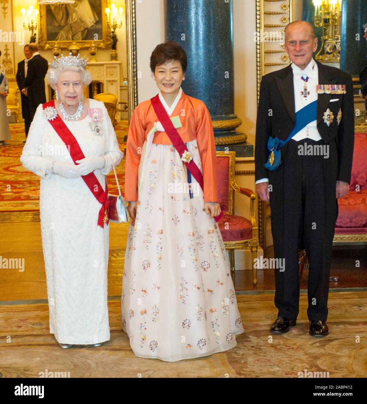 Ihre Exzellenz Park Geun-hye Präsident der Republik Korea an einem Staatsbankett in ihrer Ehre am Buckingham Palace mit seiner Majestät, die Königin und der Herzog von Edinburgh im Jahr 2013. Stockfoto