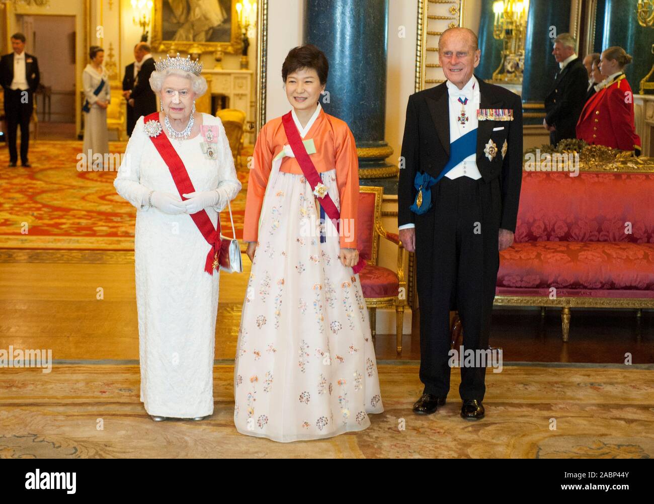 Ihre Exzellenz Park Geun-hye Präsident der Republik Korea an einem Staatsbankett in ihrer Ehre am Buckingham Palace mit seiner Majestät, die Königin und der Herzog von Edinburgh im Jahr 2013. Stockfoto