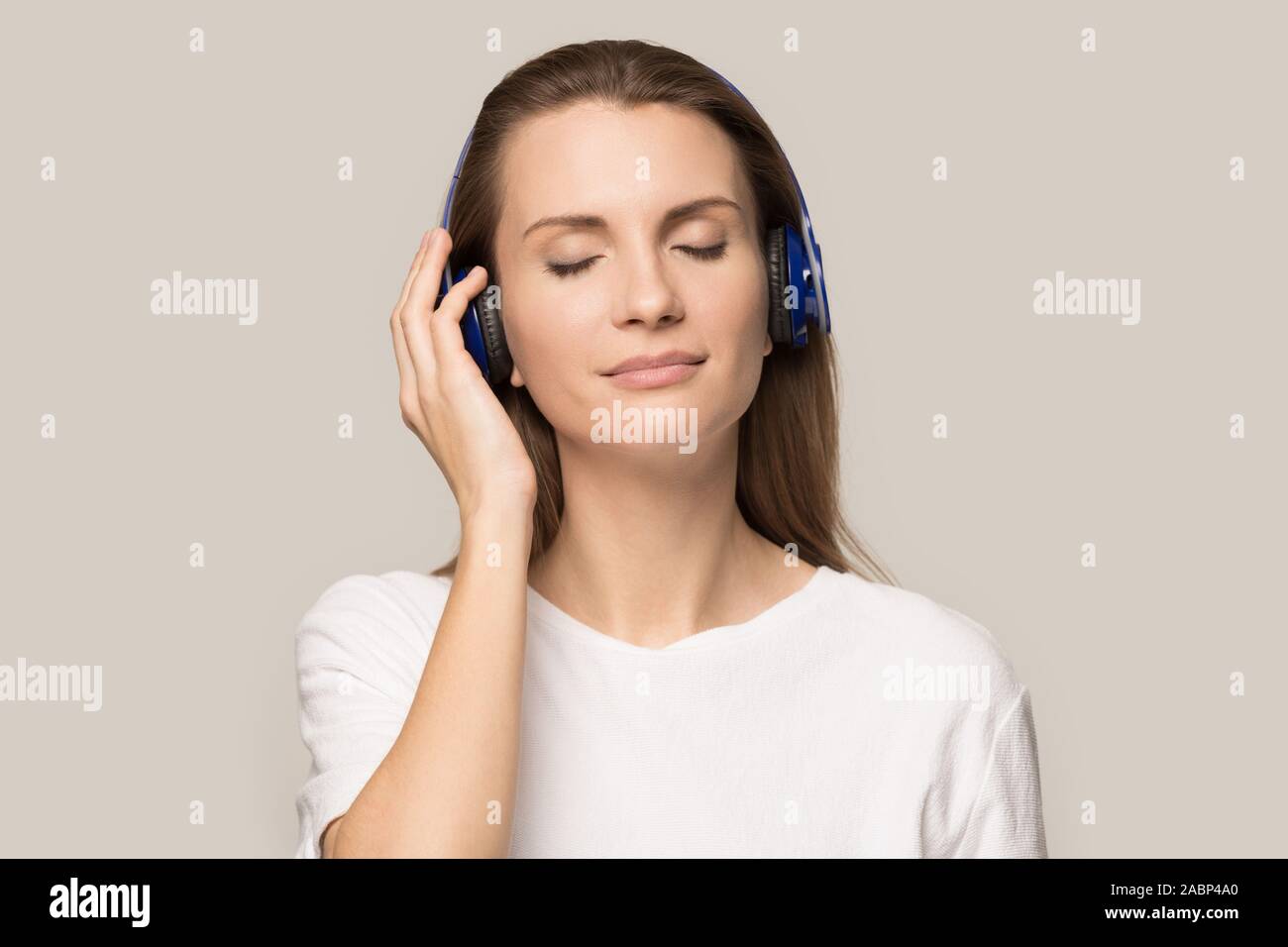 Zufrieden zufrieden Frau in Kopfhörer Ihre Lieblingsmusik genießen. Stockfoto