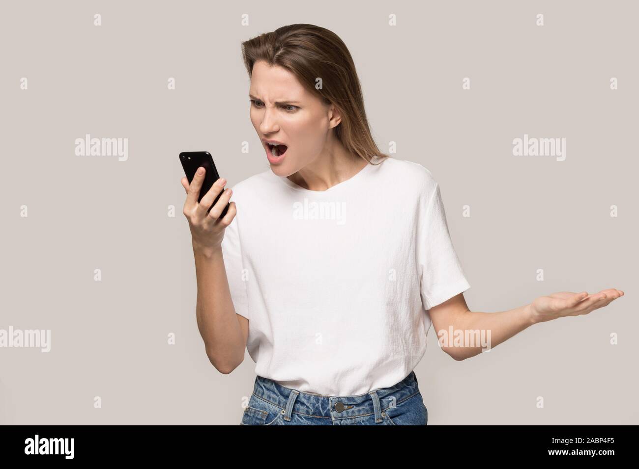 Wütende Frau am Telefon schreien, Problem mit defekten Handys Stockfoto