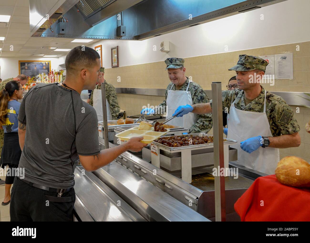 Camp Lemonnier, Djibouti. 28 Nov, 2019. Us-Vizepräsident Adm. Lukas McCollum, Chef der Marine Reserve, neben Marine Kapitän Ken Crowe, kommandierender Offizier der Camp Lemonnier, dienen Thanksgiving Dinner, bereitgestellte Service Mitglieder im Camp Lemonnier November 28, 2019 in Dschibuti. Credit: Marquis Whitehead/Planetpix/Alamy Live News Credit: Planetpix/Alamy leben Nachrichten Stockfoto