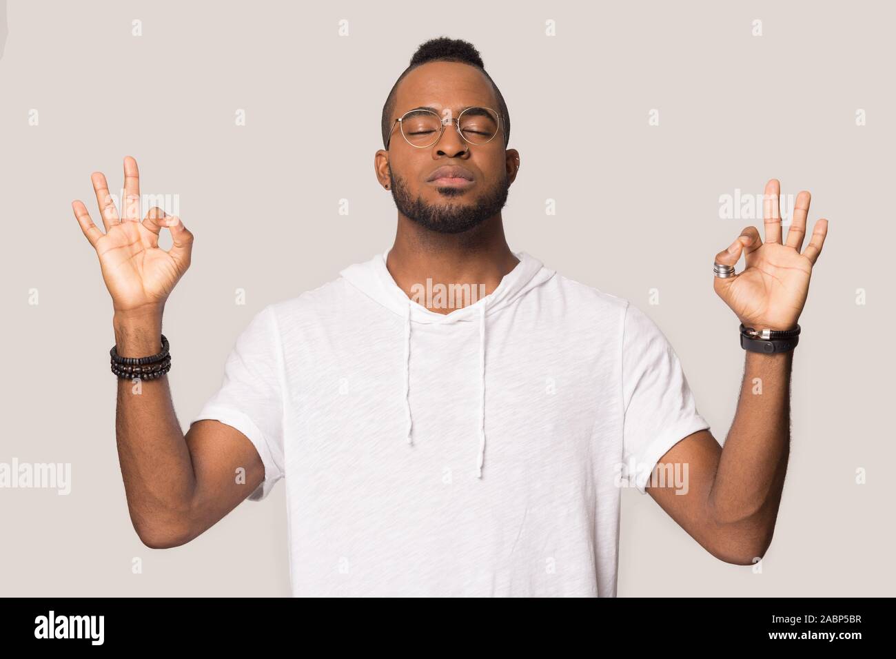 Ruhe afrikanische amerikanische Mann in Gläser Meditation, Atmung, Stress Relief Stockfoto