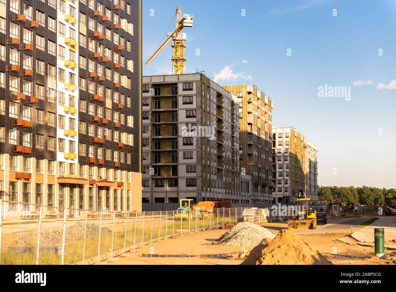 Bau von Häuser in Moskau. Die Wohnanlage 'Skandinavien'. Bau der Straße. Stockfoto