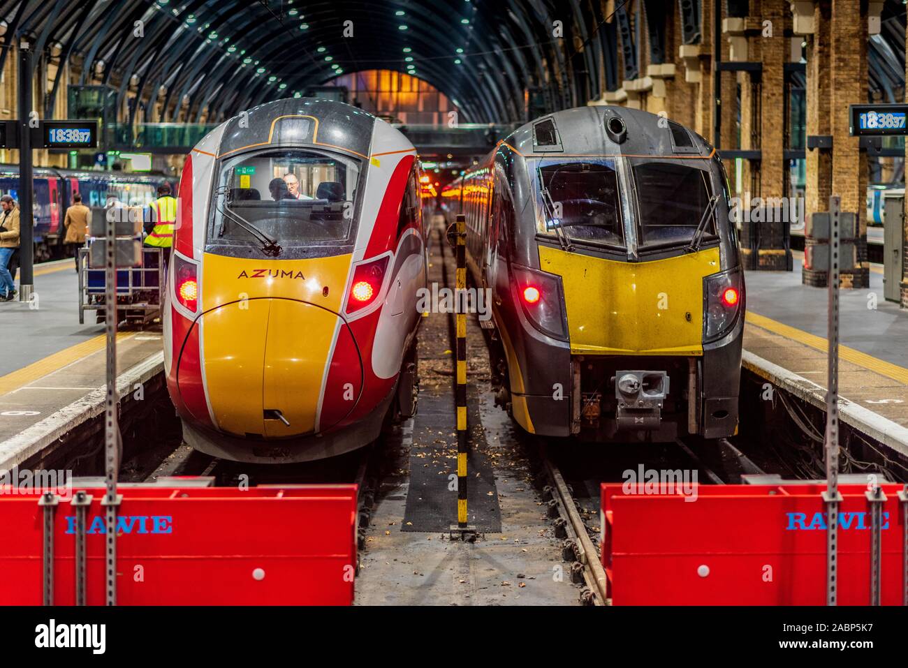 LNER und Grand Central Züge Kings Cross. LNER East Coast Line und Grand Central Züge an der Kings Cross Station London UK Stockfoto