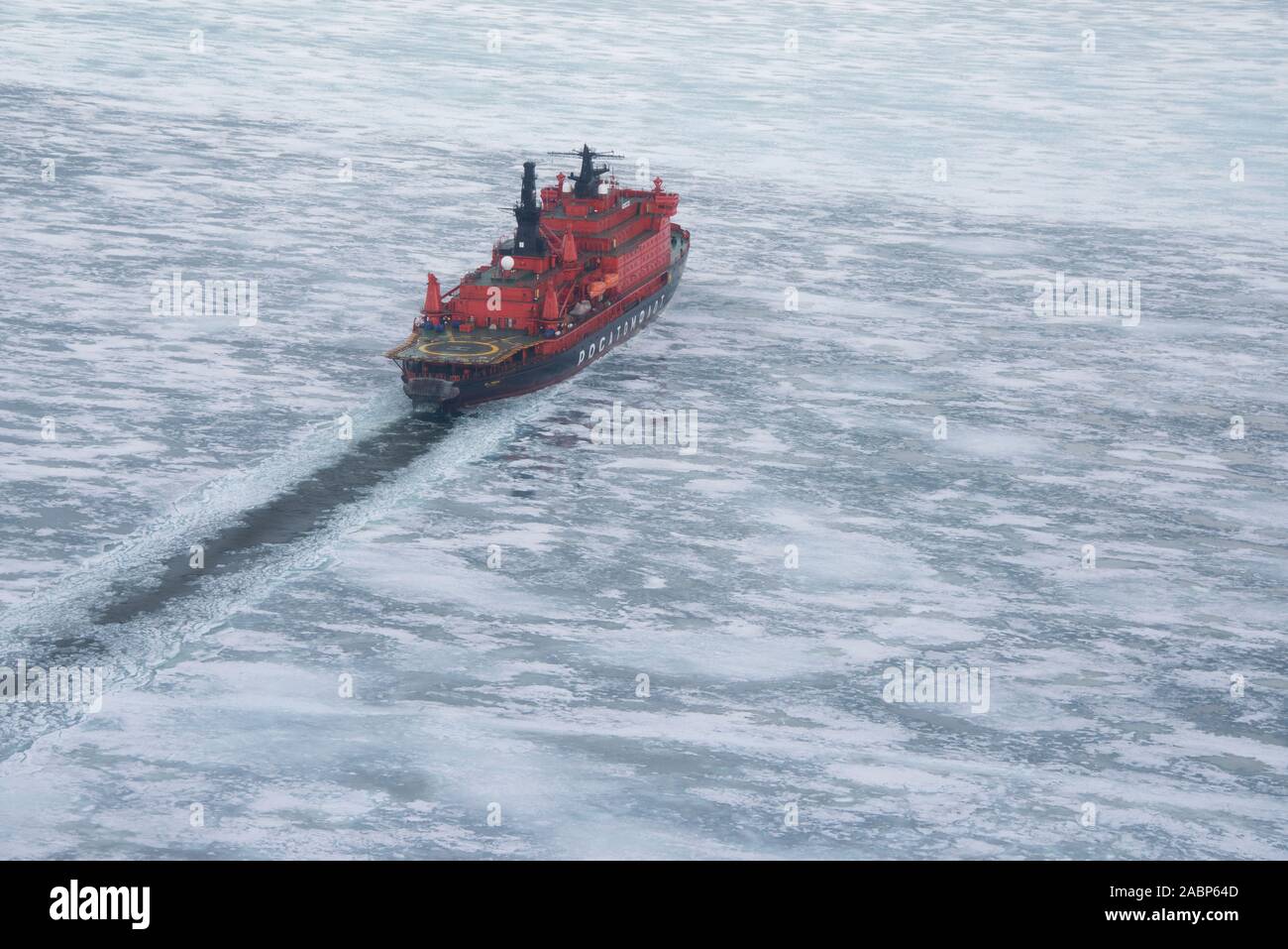 Russland, hohe Arktis, Franz Josef Land, russische Arktis National Park. Blick auf 50 Jahre Sieg segeln durch schnelle Eis. Stockfoto